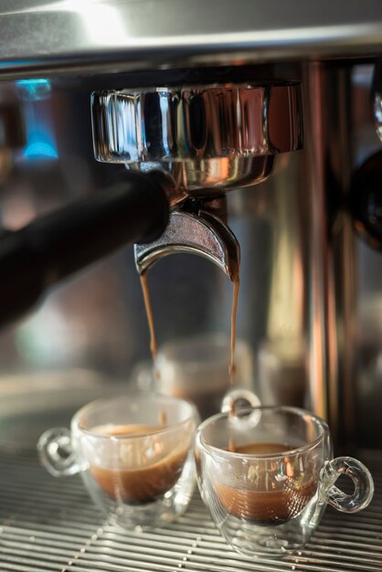 Close-up café vertido en tazas