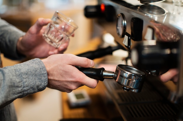 Close-up de cafetera y vidrio