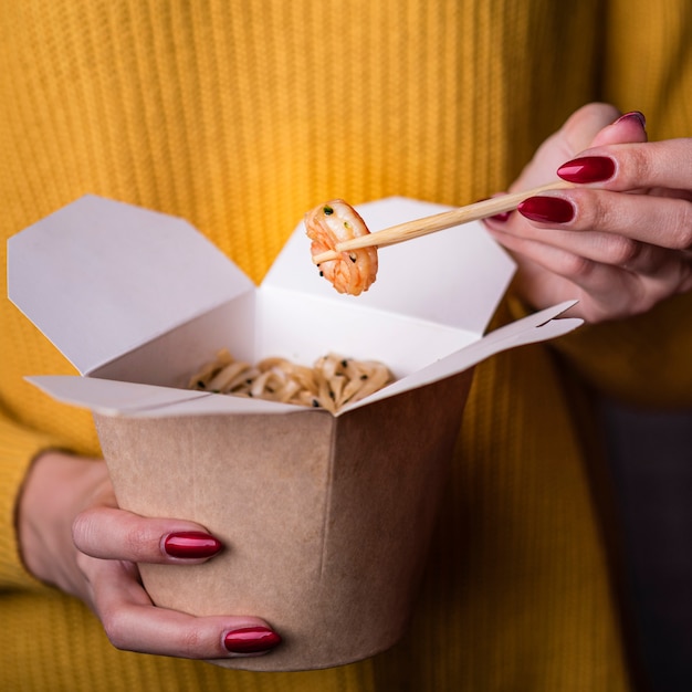 Foto gratuita close-up de caja de fideos y camarones