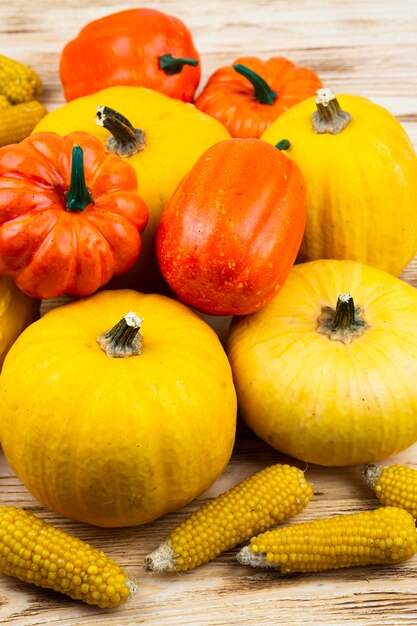 Close-up calabazas con maíz