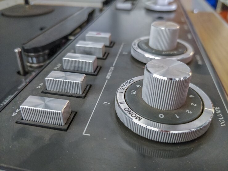 Photo Gratis close-up cdj berdebu tua di atas meja dengan latar belakang buram