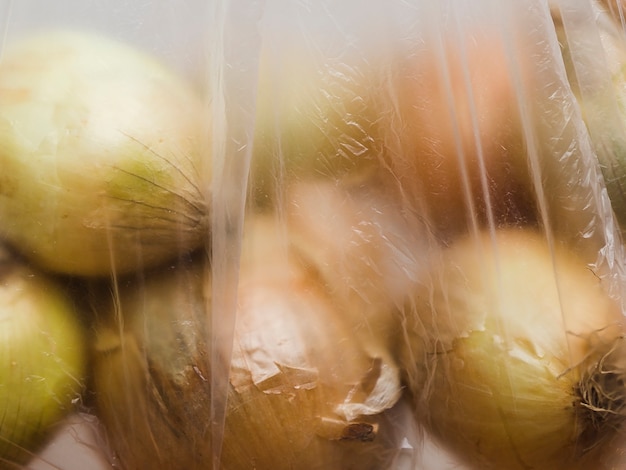 Close-up de cebolla orgánica en bolsa de plástico