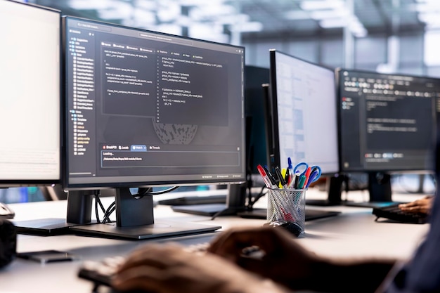 Close up del centro de servidores de depuración y optimización de código profesional de TI