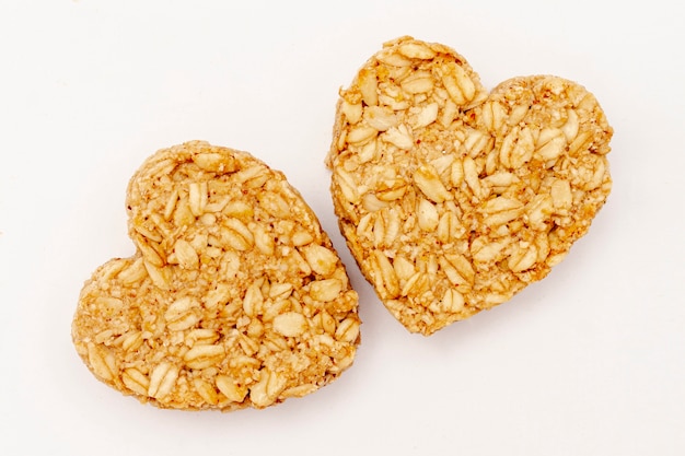 Close-up cereal en forma de corazón sobre fondo blanco.