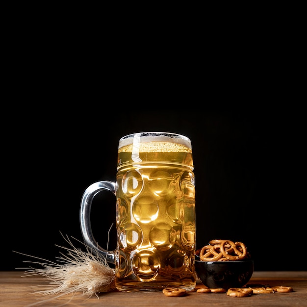 Close-up cerveza bávara en una mesa con pretzels