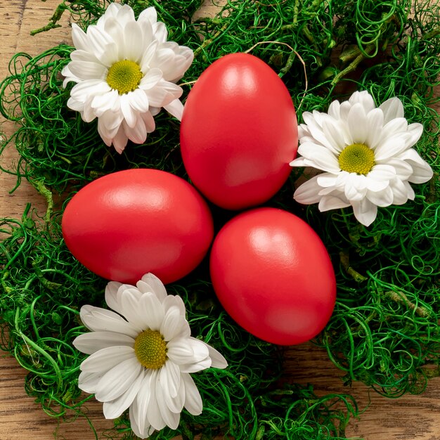 Close-up cesta decorativa con huevos pintados