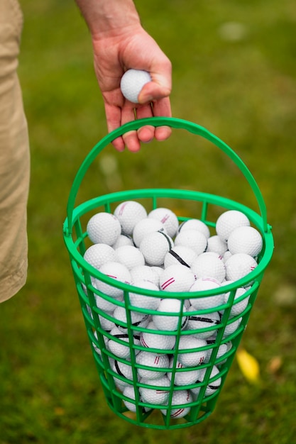 Foto gratuita close-up cesta llena de pelotas de golf