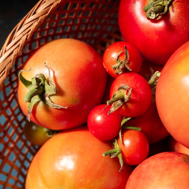 Close-up cesta llena de tomates