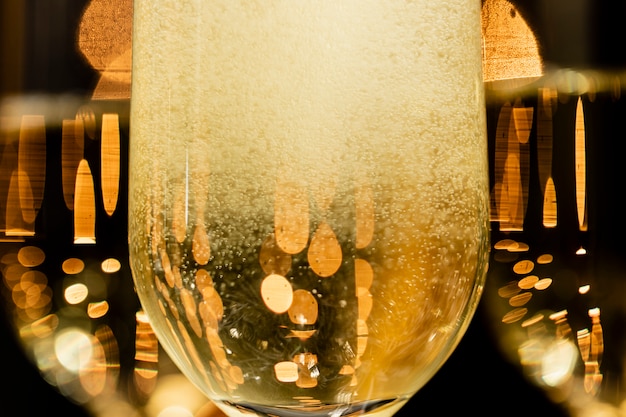 Close-up champagne burbujas en copas