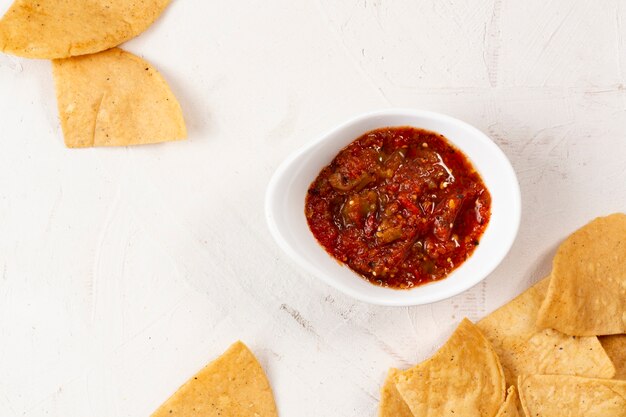 Close-up chips de tortilla con salsa picante