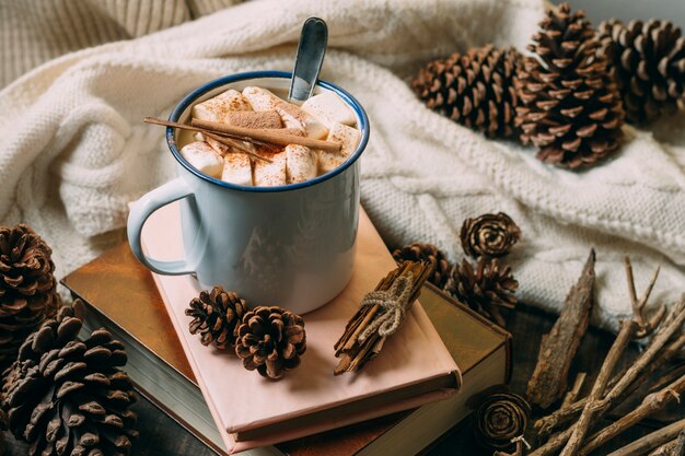 Close-up chocolate caliente con libros