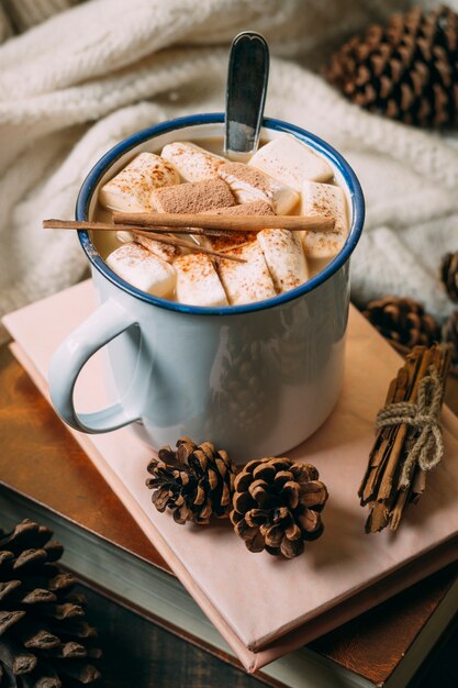 Close-up chocolate caliente con libros