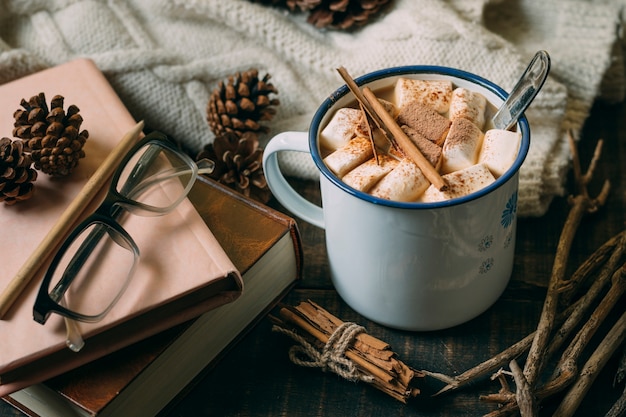 Close-up chocolate caliente con libros