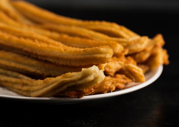 Close-up churros fritos en placa