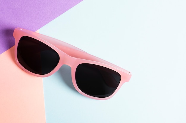 Close-up coloridas gafas de sol sobre una mesa