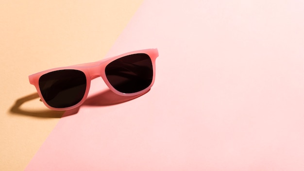 Close-up coloridas gafas de sol con sombra