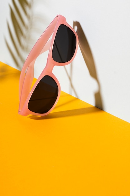 Close-up cool gafas de sol con sombra