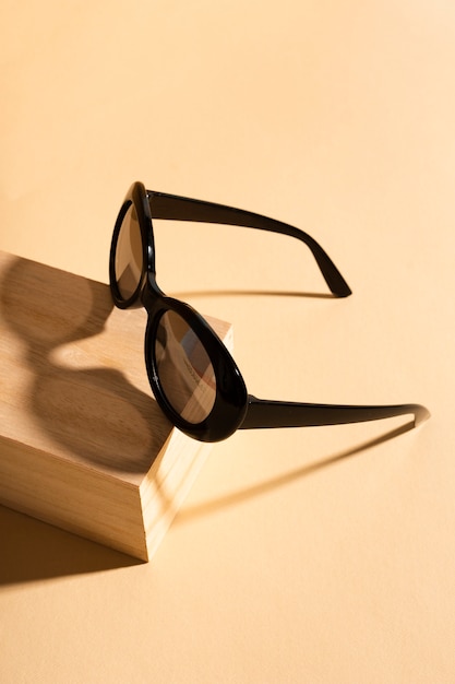Close-up cool gafas de sol con sombra