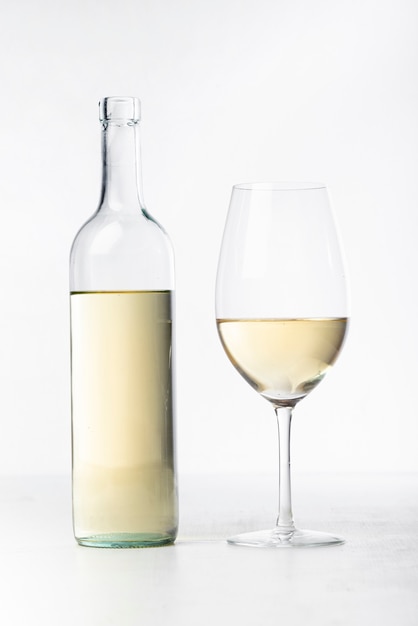 Close-up copa de vino blanco y botella