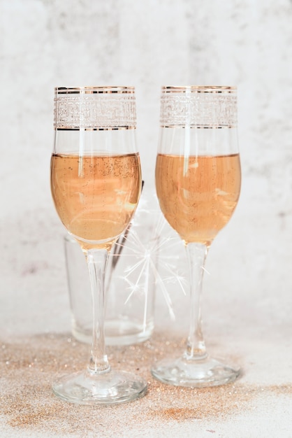 Foto gratuita close-up copas de champán espumosos