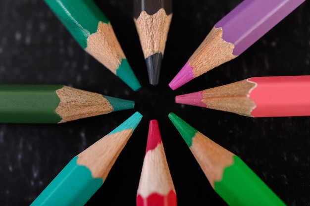 Close-up, crayones de madera dispuestos en una rueda de colores.