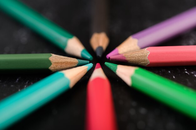 Close-up, crayones de madera dispuestos en una rueda de colores.