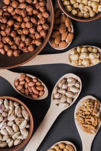 Close-up cucharas y cuencos con nueces