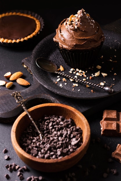 Foto gratuita close-up cupcake de chocolate listo para ser servido