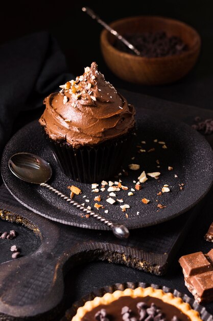 Close-up cupcake de chocolate listo para ser servido