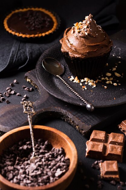 Close-up cupcake de chocolate listo para ser servido