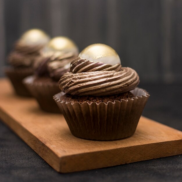 Close-up de cupcakes en tablero de madera