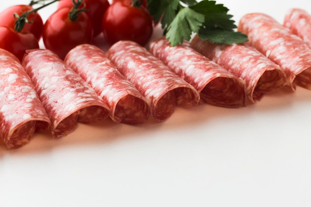 Close-up deliciosa carne con tomates cherry
