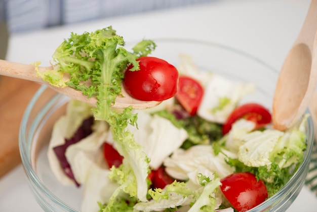 Close-up deliciosa ensalada fresca con tomates
