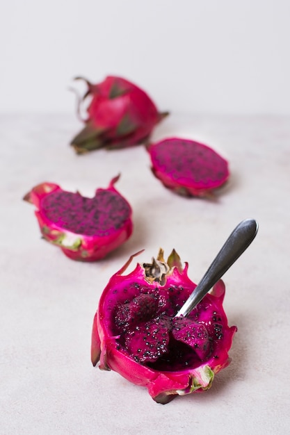 Foto gratuita close-up deliciosa fruta del dragón lista para ser servida