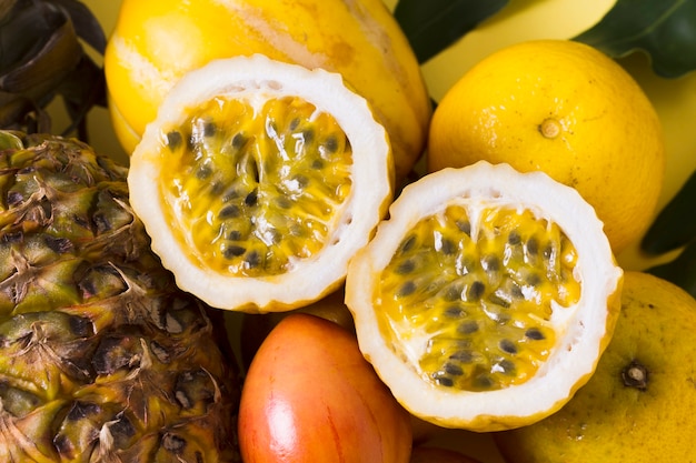 Foto gratuita close-up deliciosa fruta de guayaba lista para ser servida