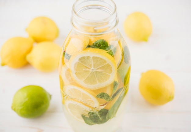Close-up deliciosa limonada lista para ser servida
