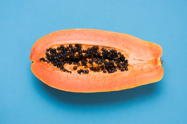 Close-up deliciosa papaya en la mesa