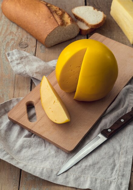 Close-up deliciosa variedad de queso con pan