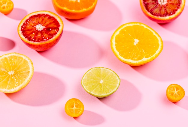 Foto gratuita close-up deliciosas frutas orgánicas sobre la mesa