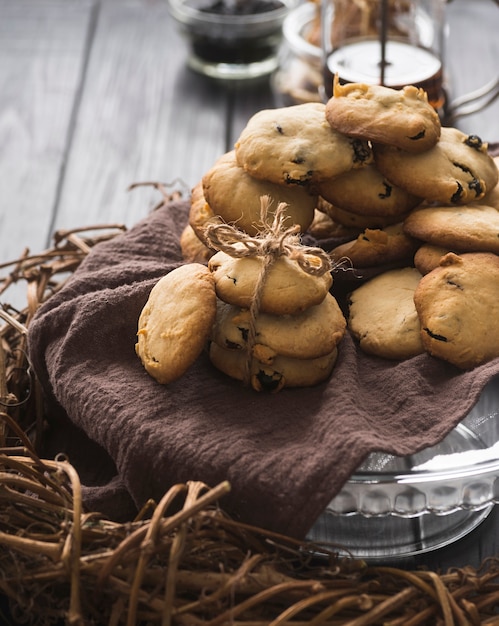 Foto gratuita close-up deliciosas galletas de chocolate