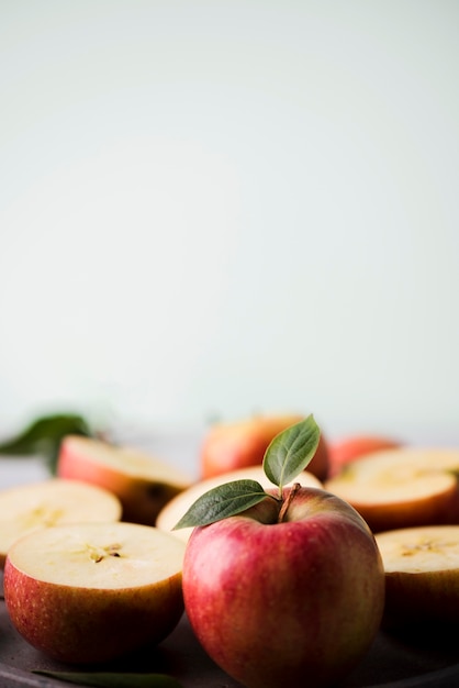 Foto gratuita close-up deliciosas manzanas listas para ser servidas