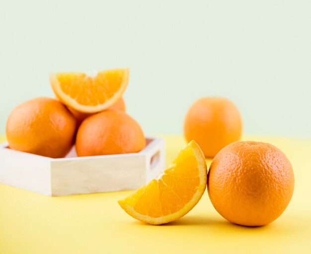 Close-up deliciosas naranjas sobre la mesa