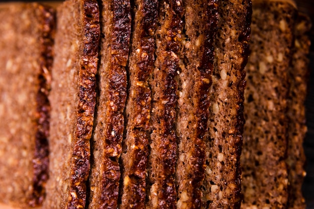 Close-up deliciosas rebanadas de pan de centeno