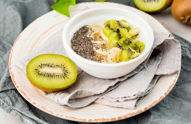 Close-up delicioso desayuno con kiwi y leche
