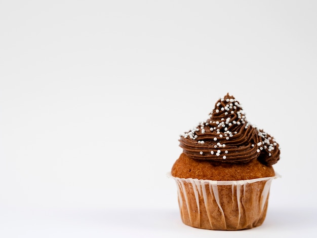 Foto gratuita close-up delicioso muffin sobre fondo blanco.