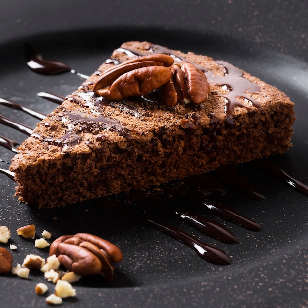 Close-up delicioso pastel de chocolate con nueces