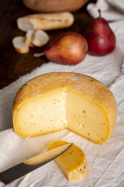 Close-up delicioso queso sobre una mesa