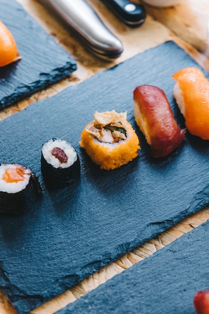 Close-up delicioso sushi a bordo