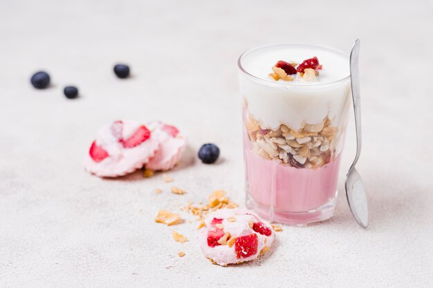 Close-up delicioso vaso de leche con frutas