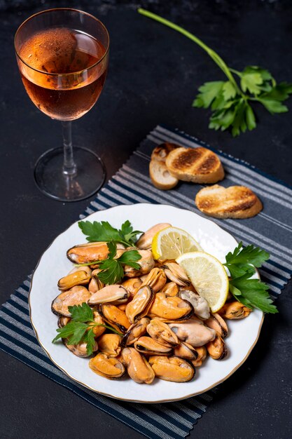 Close-up deliciosos mejillones con copa de vino